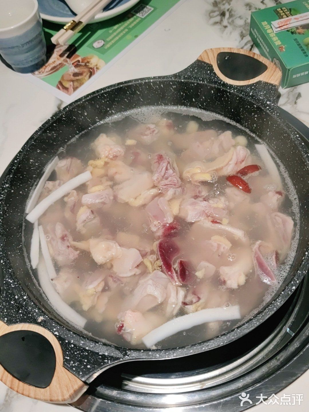 带一家人来本月吃椰子鸡煲仔饭