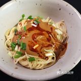 浇上调好的芝麻酱，加香葱粒，辣椒油，辣萝卜