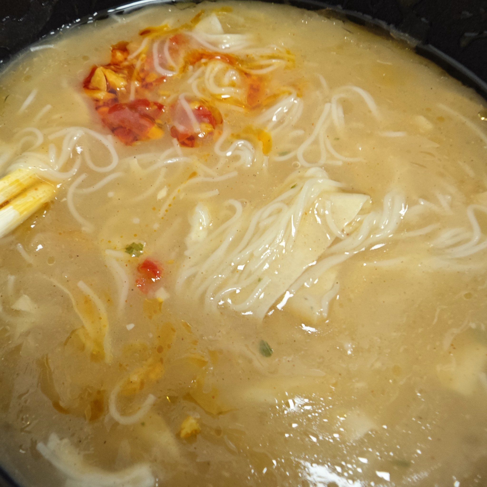 吃一堑长一智,一定要先煮线面再放胡辣汤面糊,不然最后线面不好煮熟