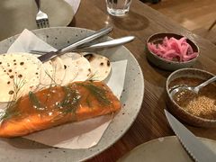 烟熏三文鱼配烤饺子皮和芥末籽酱-BOR Eatery(安福路店)