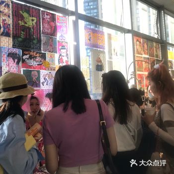 整个风格比较暗黑复古，有超多洛丽塔或者我叫不上名字风