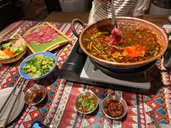 昆明寻甸酸菜牛肉火锅-云边嬢嬢·云南野料现摏火锅