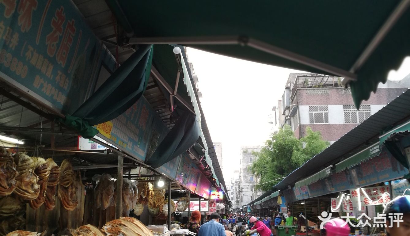 海口市东门市场位于骑楼老街博爱南路是一条极富当地