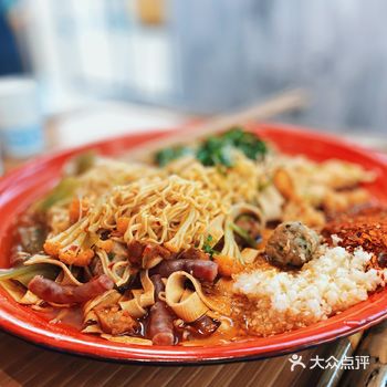 进去了就拿一个竹编自己选菜，荤素价格不一样