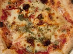 蓝乳酪水瓜柳配辣味腊肠酱披萨-La Tavernetta(Bar à Vin)(乌鲁木齐路店)