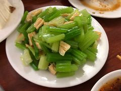 芹菜腐竹-宝瑞门钉肉饼店