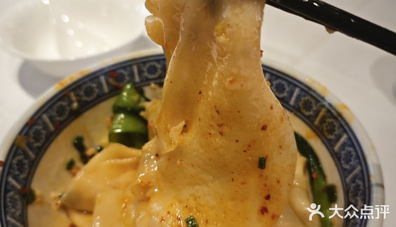出地铁口就到了。我们去了中餐厅，吃了油泼面