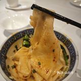 出地铁口就到了。我们去了中餐厅，吃了油泼面