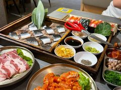 -围炉肉舍•炭烤活鳗•丹东海鲜烤肉(步行街店)