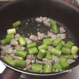 提高免疫力，增强食欲的菜式-芦笋百合辣椒炒瘦肉