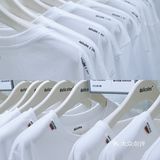 白T品牌西南首店|一整面墙全是白色T恤 还能定制噢 