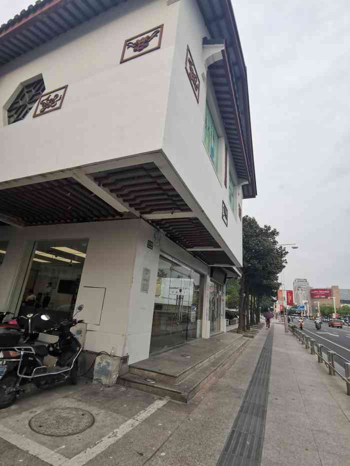 华为授权服务中心(松江中山中路店)-"今天过来修m3,触摸不灵,感觉服务