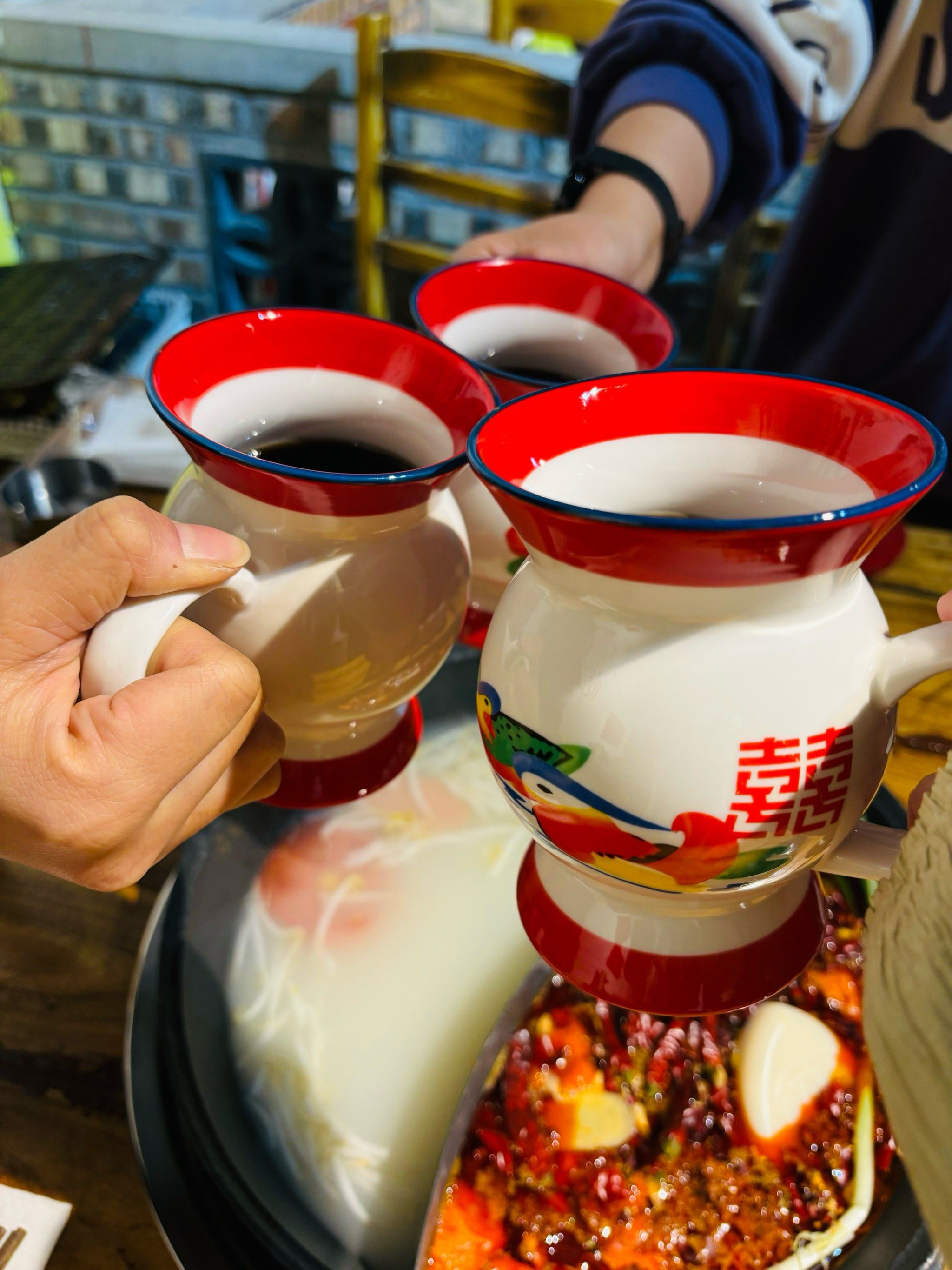 是谁用痰盂喝饮料?