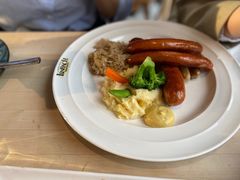 德国香肠拼盘配土豆泥和酸椰菜-LENBACH兰巴赫西餐啤酒坊(大连东港店)
