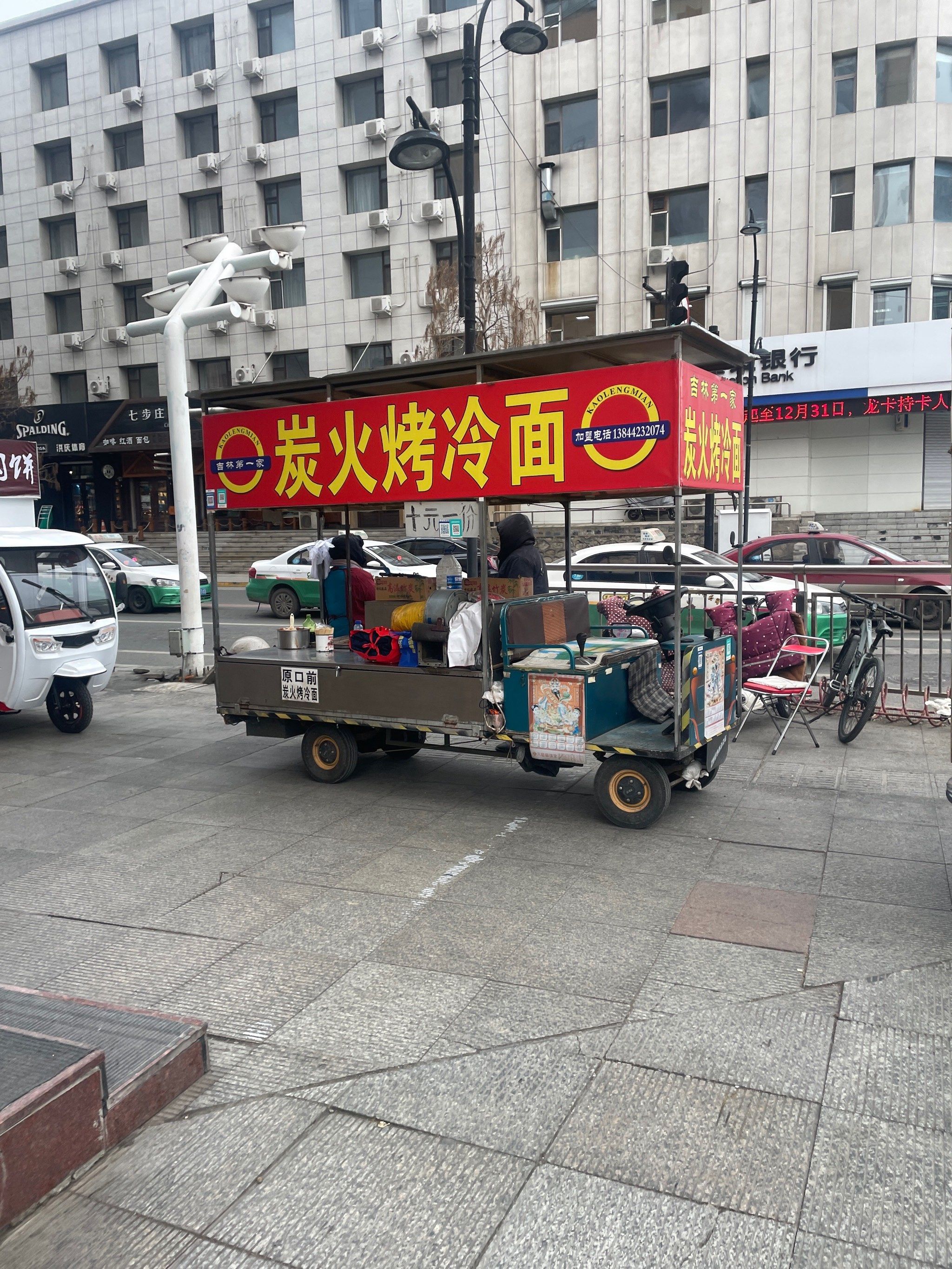 游客印象
吉林财富广场南侧,在十字路口附近的一个小摊位,据说是