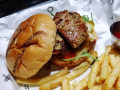 招牌鹅肝牛肉汉堡-Grinder 绞肉机汉堡(武定路店)