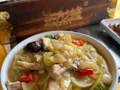 酸瓜焖鲨鱼-东方之猪四更烤乳猪(金垦总店)