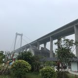 在高架桥下的农庄，抬头往上遥望大桥，非常庞大