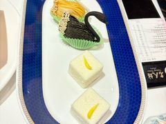 鸳鸯榴莲天鹅酥-名人坊·新派粤菜(河西奥体博览中心金鹰世界店)