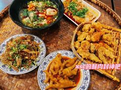 -爆炸头阿姨小四川正宗川味小吃(无任何分店)