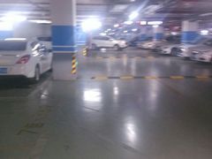 -绿地缤纷城-停车场