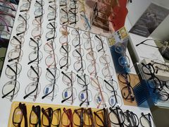 -目上眼镜·蔡司依视路授权(青浦宝龙店)