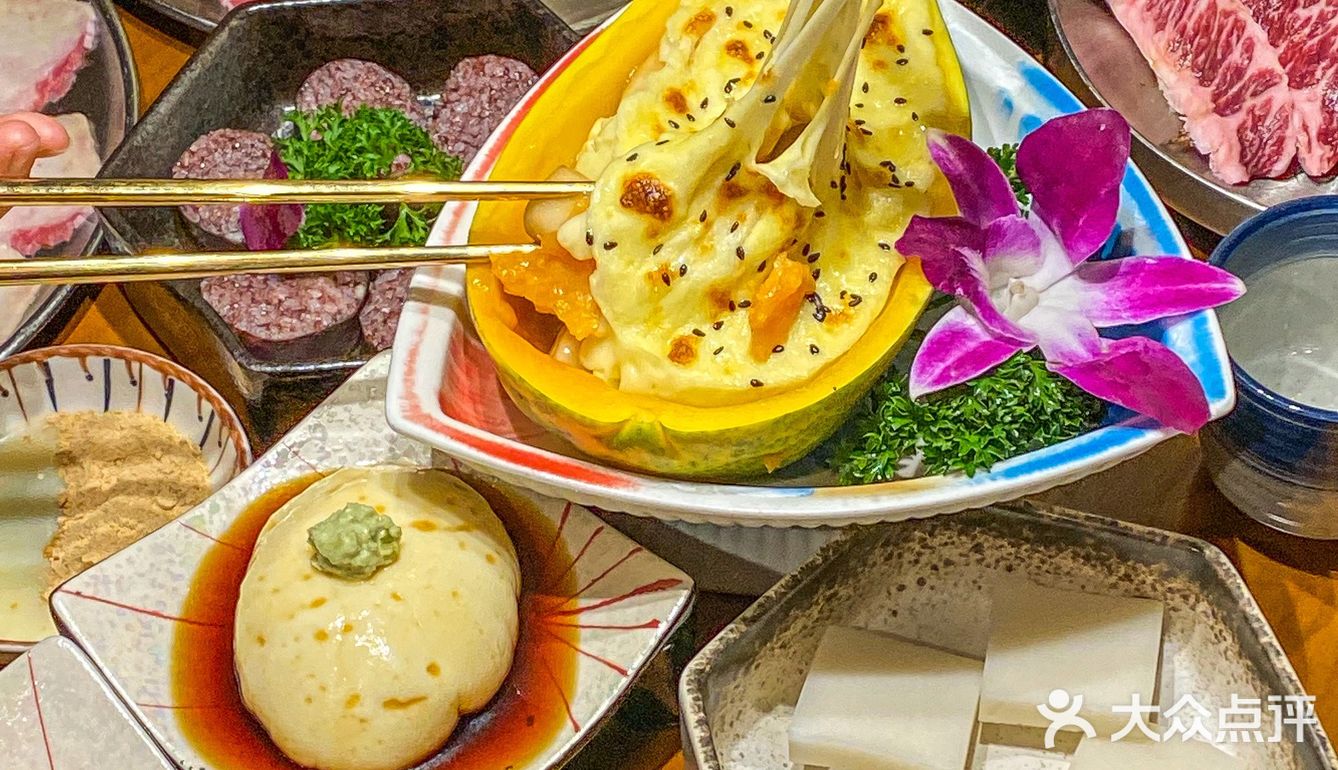 全程也都有帮烤 还有给一盘灵魂葱丝 生菜包肉绝！