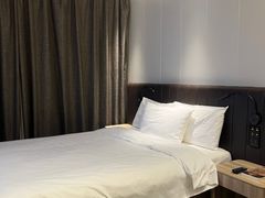 -汉庭优佳(上海娄山关路地铁站店)