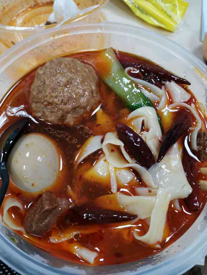 订这家板面先生的外卖好多次了,因为实在是太好吃了,他家的汤底料很足