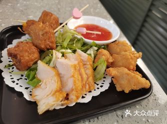 甜品都是免费的而且种类很多，酸奶