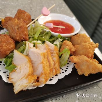 甜品都是免费的而且种类很多，酸奶