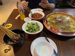 -虾弄弄海派小龙虾·牛羊蝎子火锅