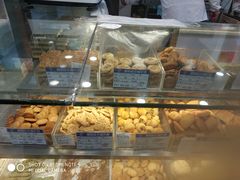 面包甜点陈列柜-真老大房鲜肉月饼(南京路步行街店)