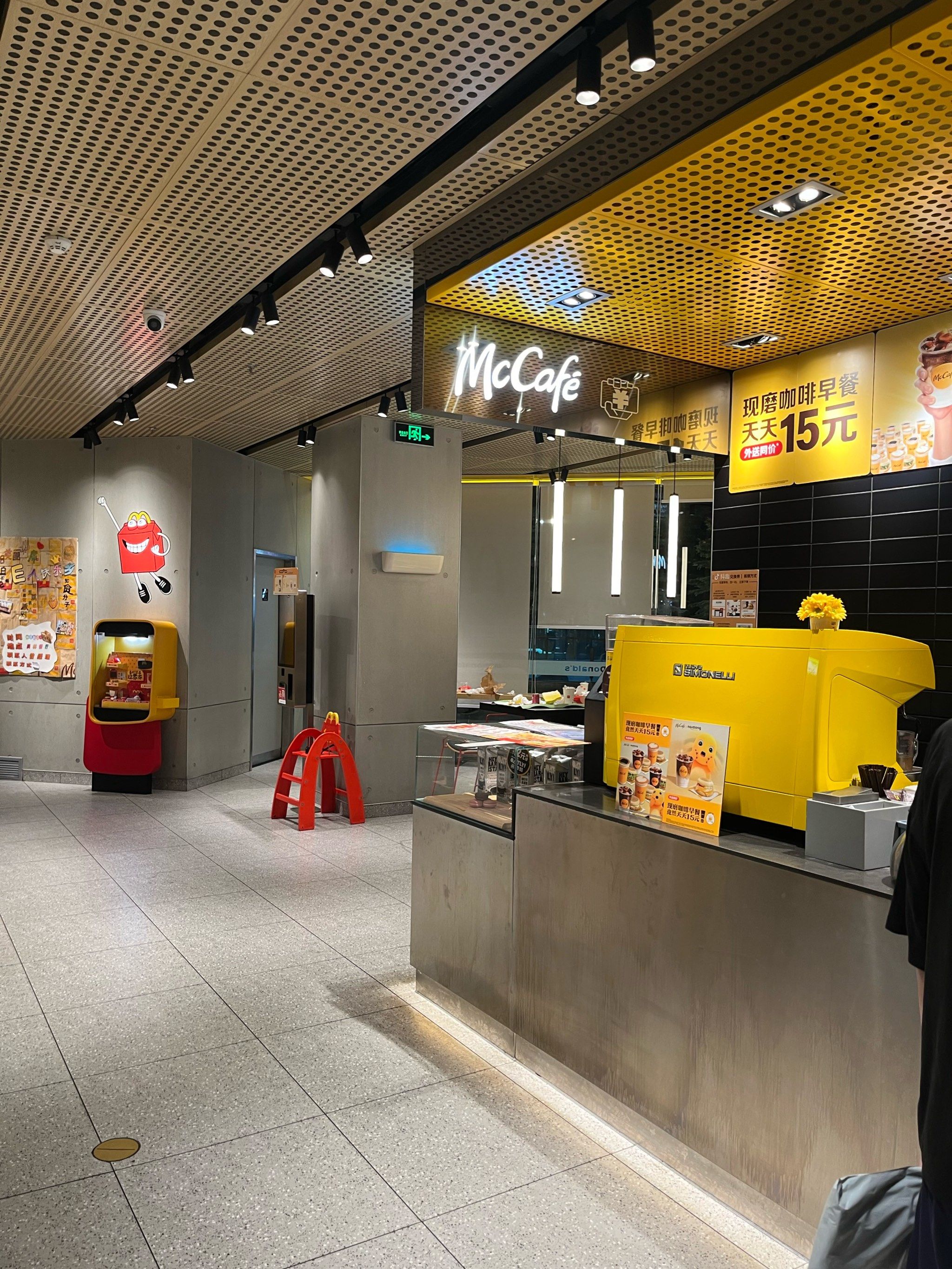 装修很好的麦当劳 在美林天地 交通方便 出餐快