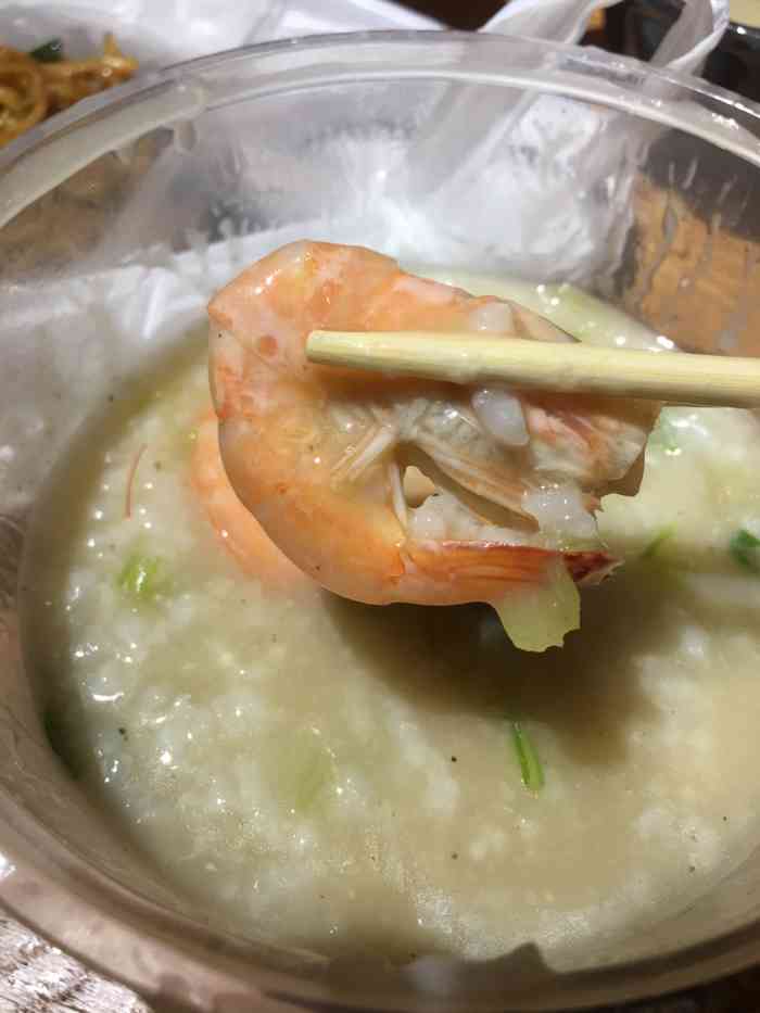 肚肠骨碌骨碌地叫,就搜索附近找到了潮汕砂锅海鲜粥,外卖品种挺多的