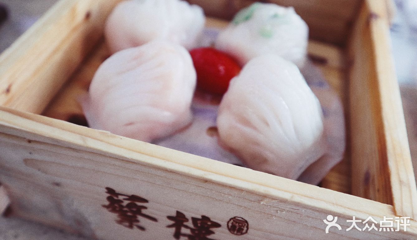 笑吟一壶茶，静看车马穿尘