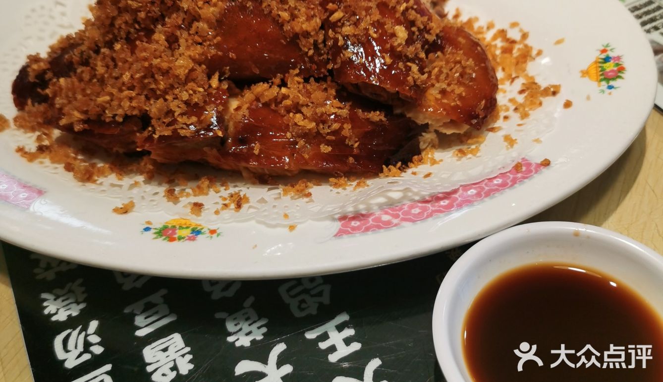 丰盛里这家港式餐厅适合家人聚餐；「庙街风沙鸡」表皮脆香