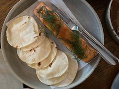 烟熏三文鱼配烤饺子皮和芥末籽酱-BOR Eatery(安福路店)