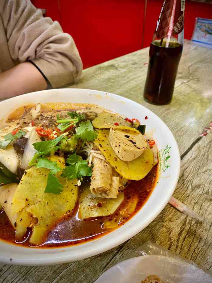 口口香麻辣烫-"人气特别旺的一家麻辣烫店 是一个朋友.