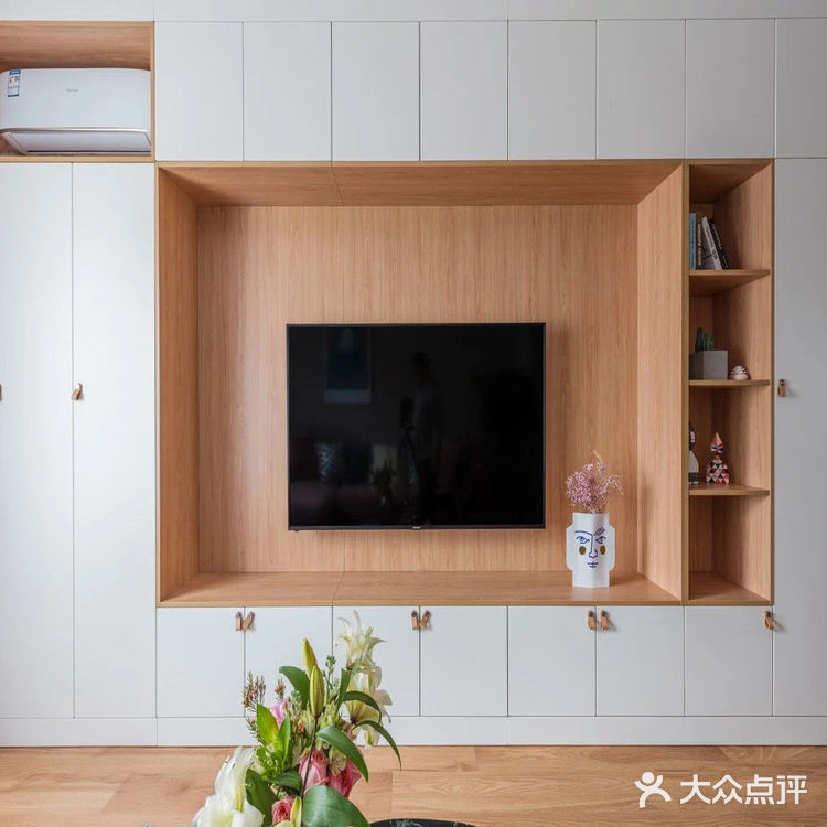 59㎡小户型二居，背景墙打收纳柜，榻榻米书房真实用