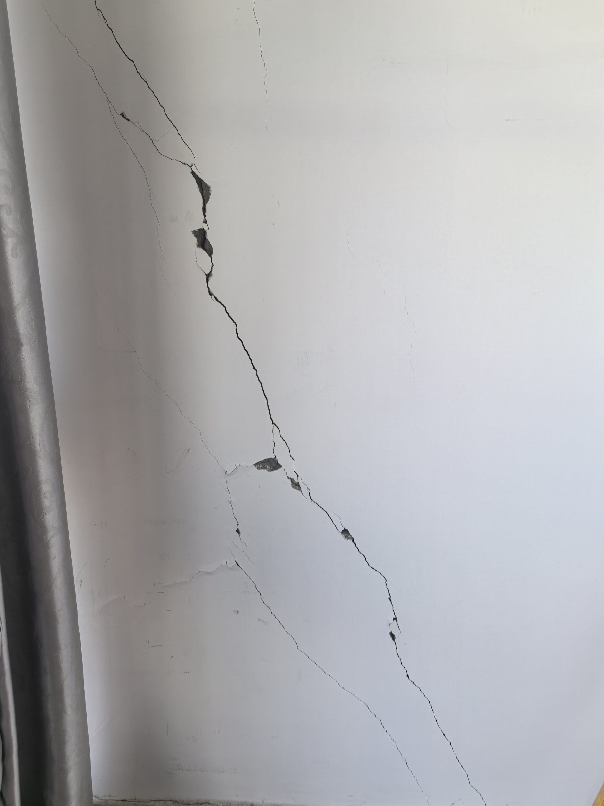 长沙租房好难😢墙壁这么大一条裂缝