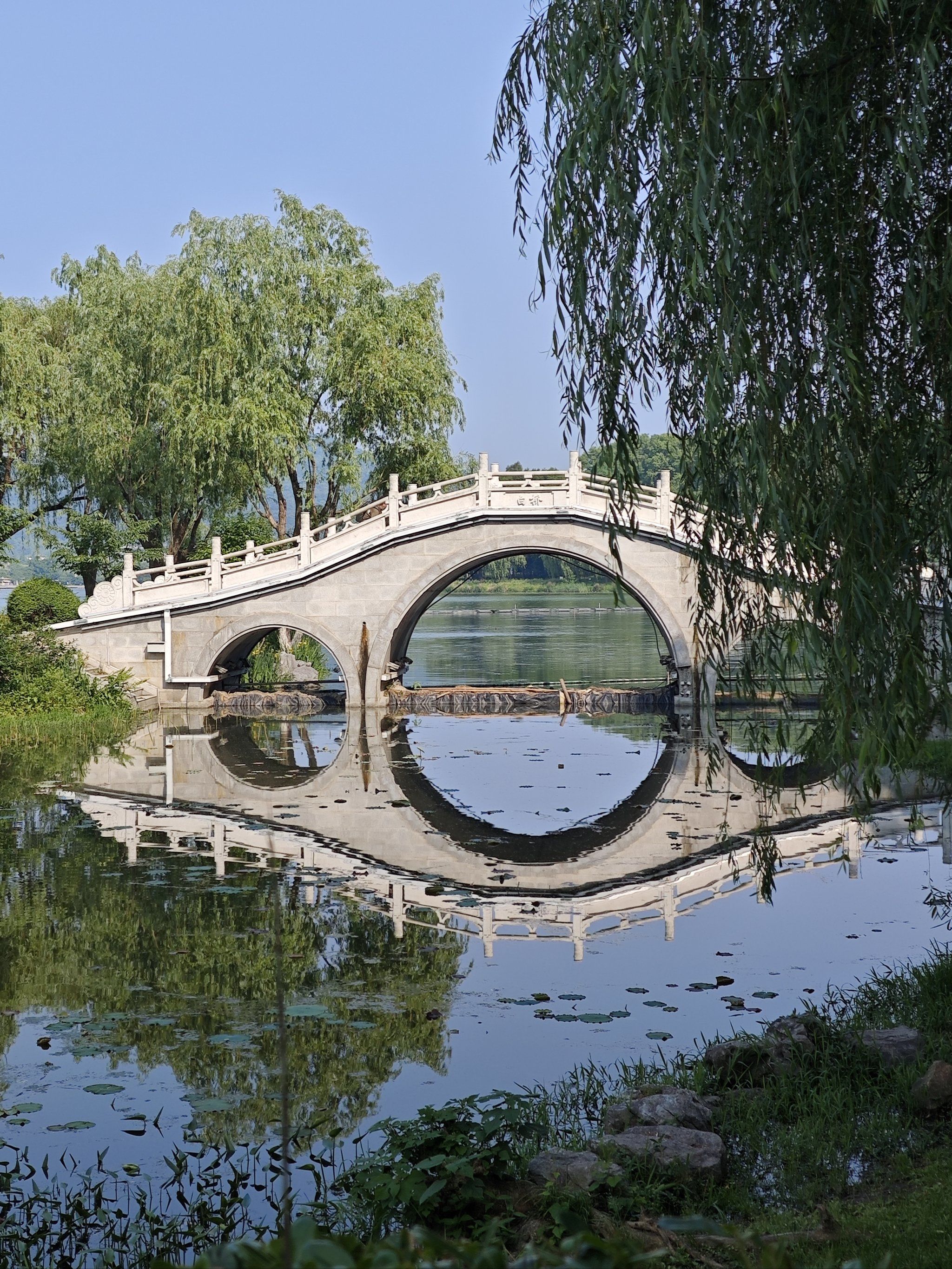 玄武湖有五大洲,古时属于皇家园林,真的很不错的地方,有风景,湖很大