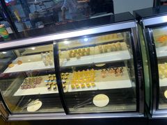 面包甜点陈列柜-聚盛源蒸汽海鲜火锅烤肉自助(巨川金海岸购物广场店)
