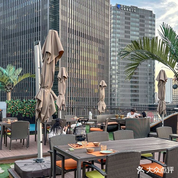 前滩太古里的这家泰国菜，氛围感太顶了 傍晚的前滩