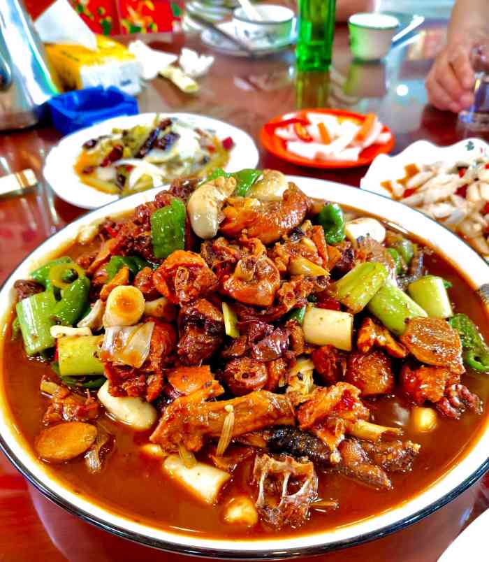 和朋友一起来临潼玩吃鸡小分队搜到附近这家光棍鸡原来只吃过大盘鸡就