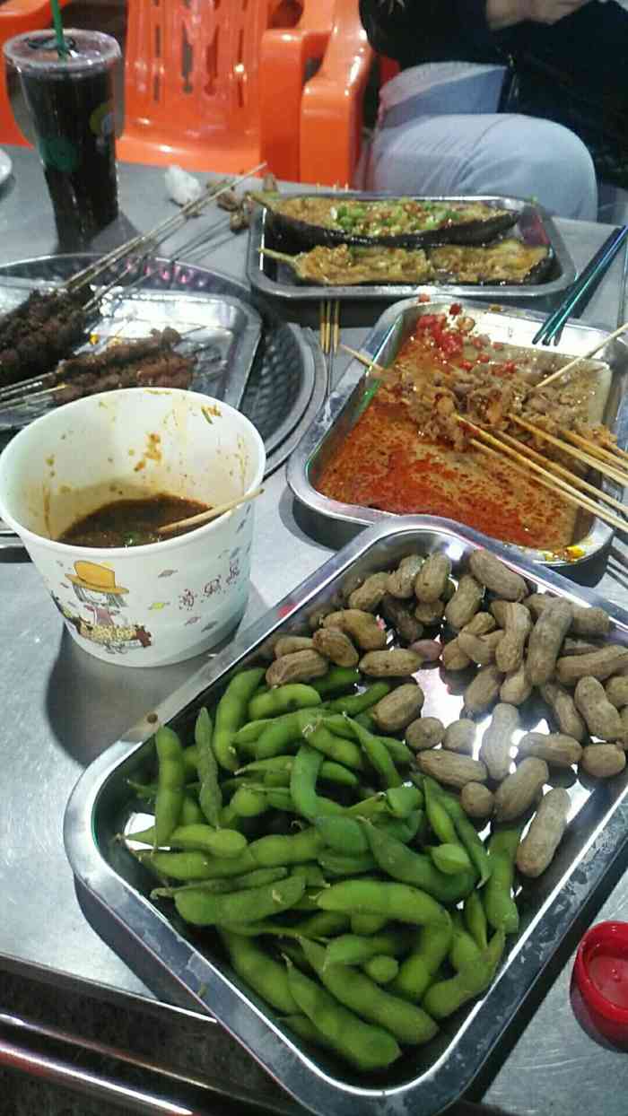 打分 这家的烧烤味道很好,干净卫生,尤其是烤小腰子,味道杠杠的,我