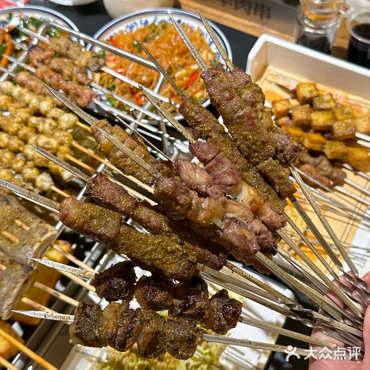 二十多年的老店了，店名叫大佬陈羊肉串，他家的口号就是