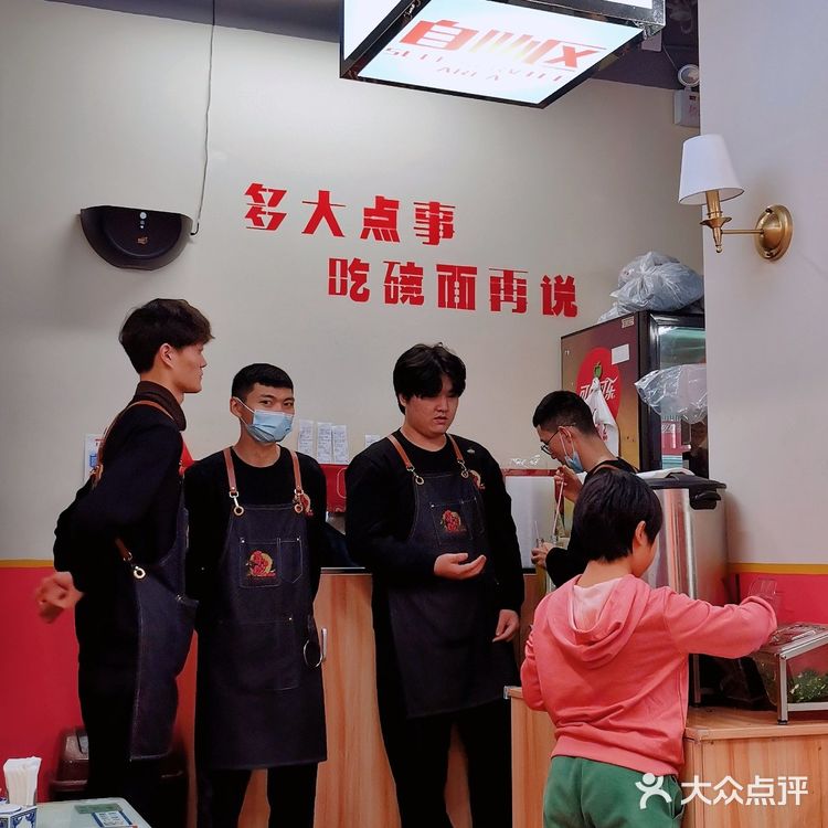 毒蛇面馆.虹镇老街兜一圈