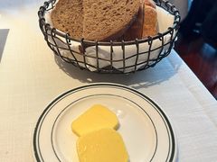 餐前包-Wolfgang’s Steakhouse 沃夫冈牛排馆(上海白玉兰广场店)