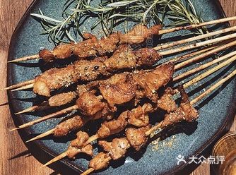 羊肉串焦香四溢，肉质鲜嫩，每一口都让人回味无穷